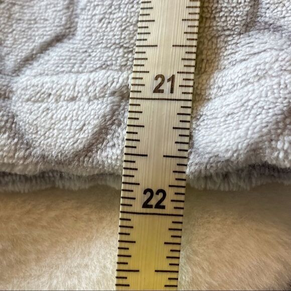 Disney Gray Faux Fur Embossed Design Hooded Night Gown Size Medium - Picture 10 of 10